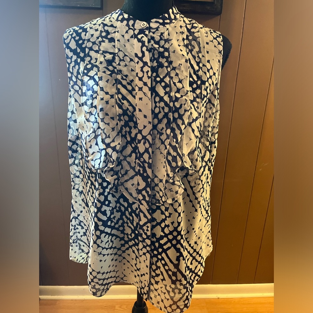 CAbi Sleeveless Top‎ Size Medium